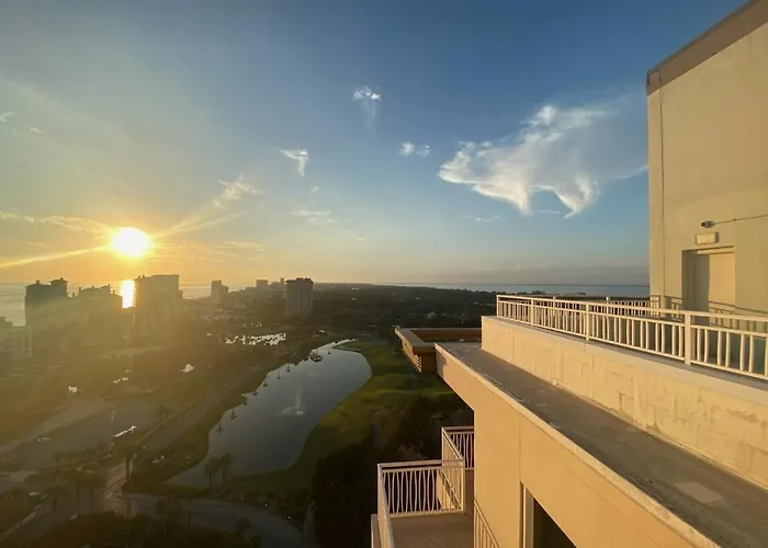 Ocean View Luxurious Condo-Best Location + Balcony